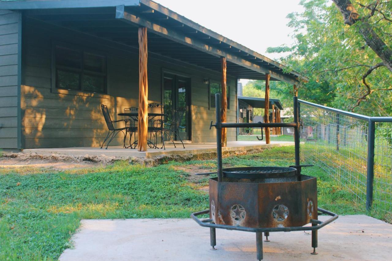 The Springs Retreat Hotel Leakey Bagian luar foto