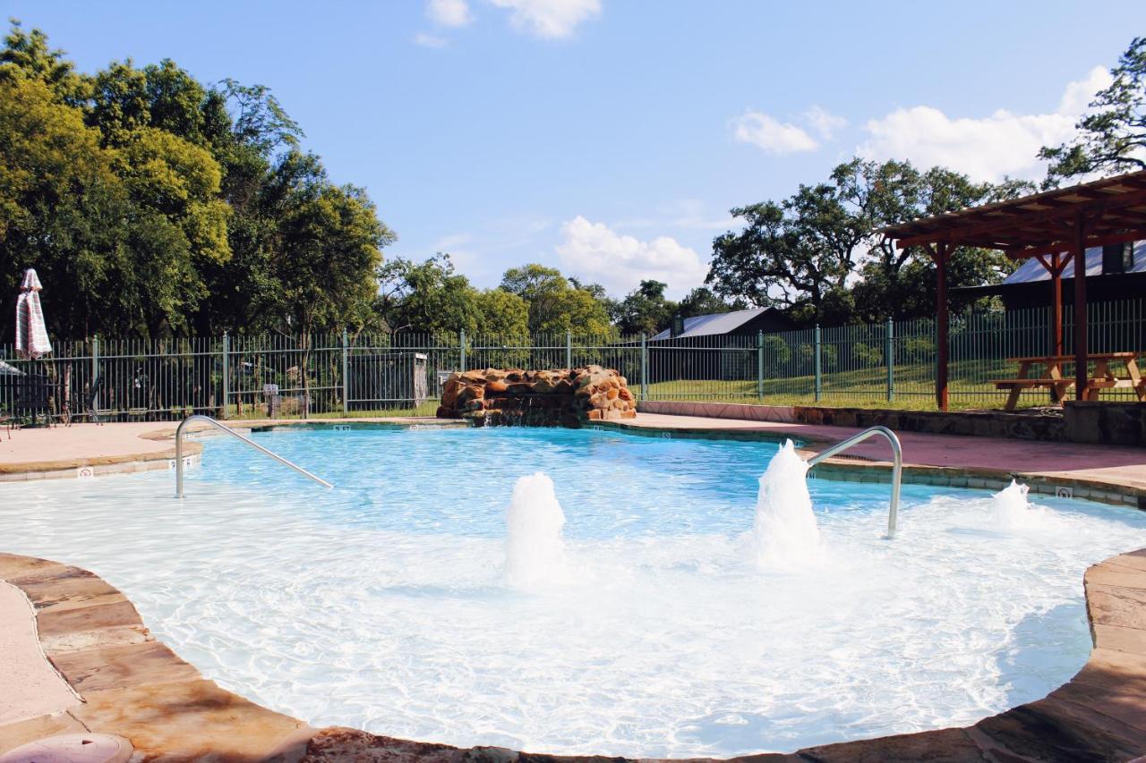 The Springs Retreat Hotel Leakey Bagian luar foto