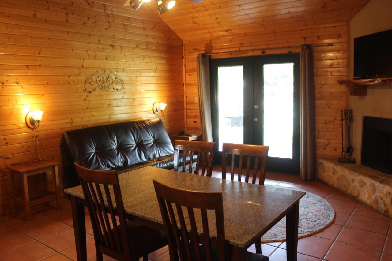 The Springs Retreat Hotel Leakey Bagian luar foto