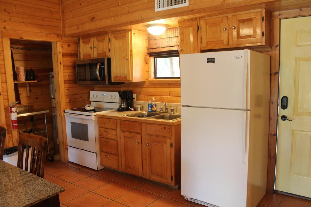 The Springs Retreat Hotel Leakey Bagian luar foto
