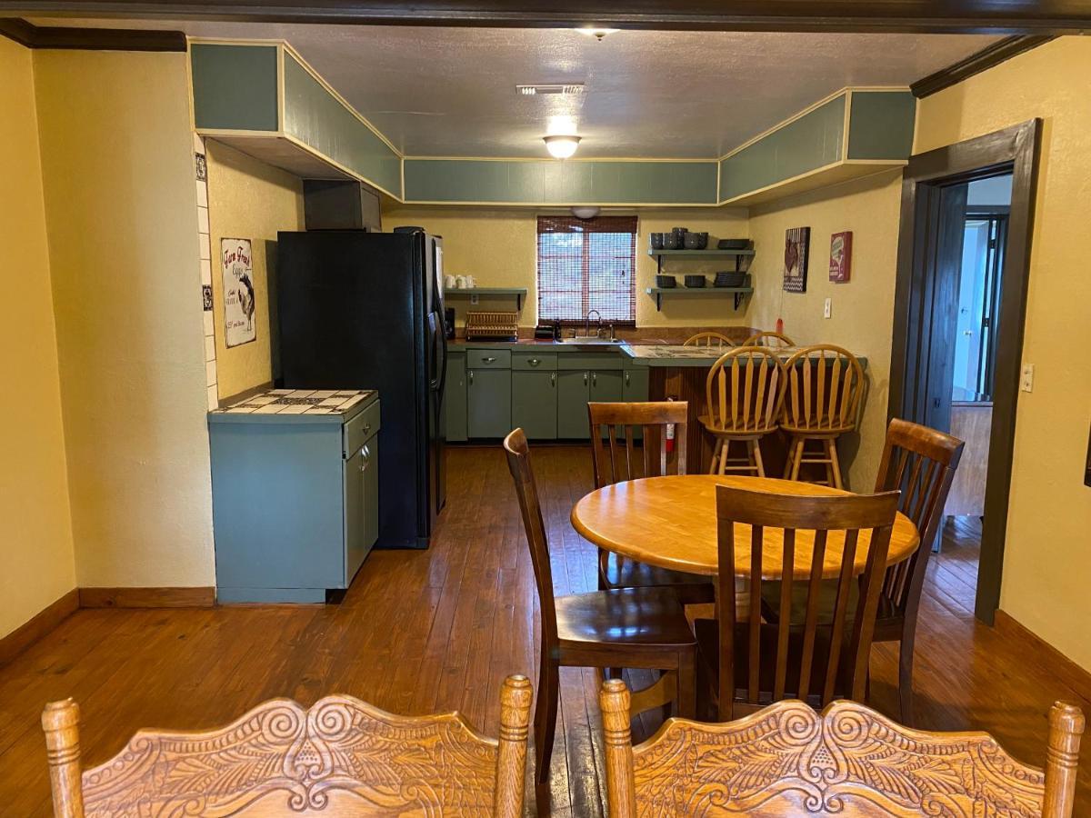 The Springs Retreat Hotel Leakey Bagian luar foto